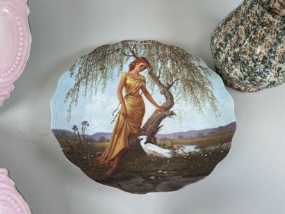Lot including :
- two polychrome porcelain...