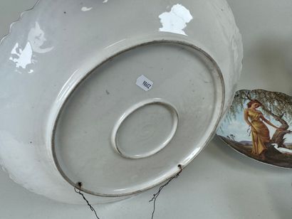 Lot including :
- two polychrome porcelain...