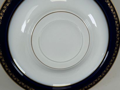 SEVRES.
Circular presentation dish in white...