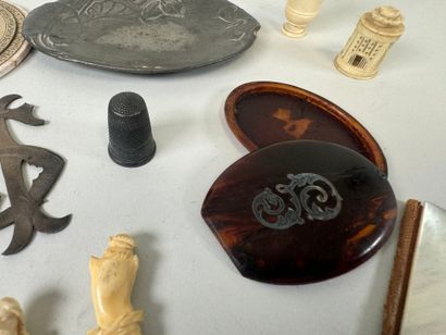 Important lot d'objets de vitrine dont deux...