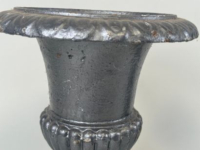 Small cast-iron Medici garden basin.
H. 30...