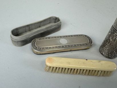 Petite brosse en ivoirine.
Présentée dans...