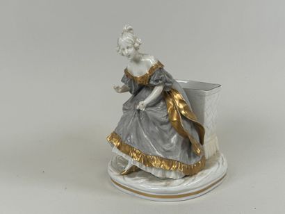 CAPO DI MONTE.
Femme au panier.
Sujet en...