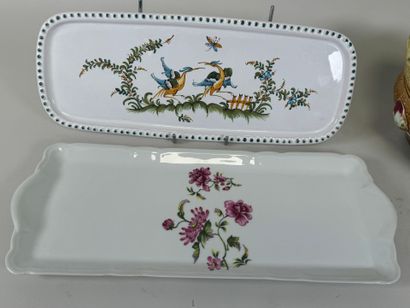 Lot comprenant :
- un mendiant en porcelaine...