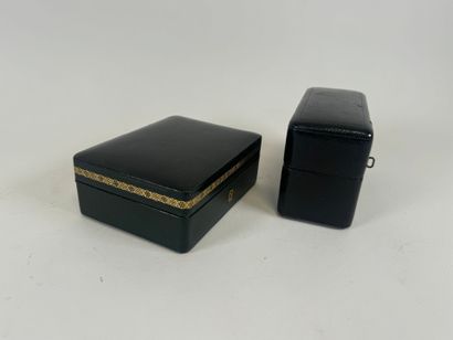 Deux coffrets rectangulaires en cuir noir...