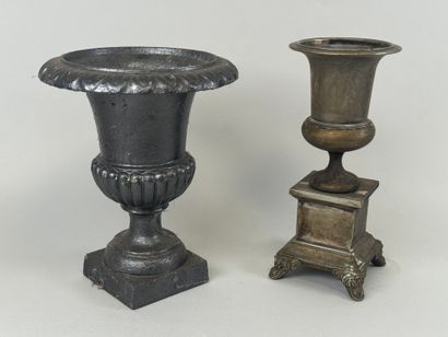 Small cast-iron Medici garden basin.
H. 30...
