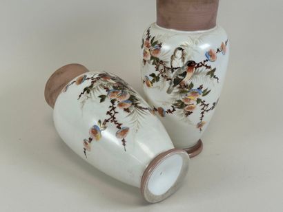 Paire de vases en verre opaline à décor peint...