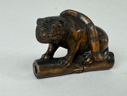 JAPON, XXe.
Netsuké en bois sculpté figurant...