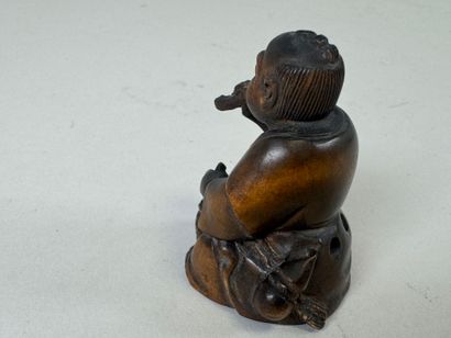 JAPON, XXe.
Netsuké en bois sculpté figurant...