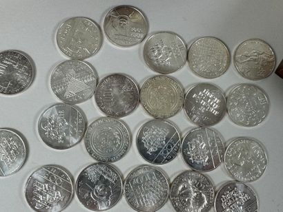 Monnaies :
- 26 pièces de 100 francs argent.
-...