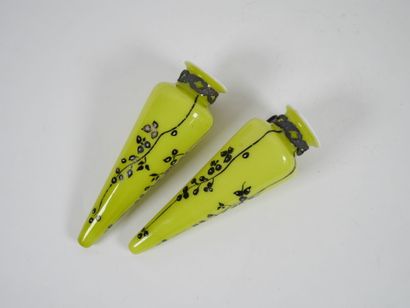 Paire de vases de voiture de forme tronconique...