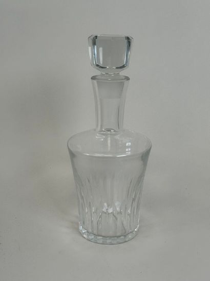 BACCARAT.
Carafe en cristal taillé.
H. 27...