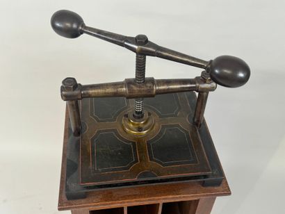Cast-iron press.
Presented on its compartmentalized...
