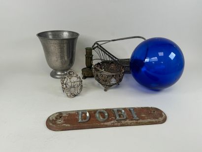 Set comprising a woven metal bottle holder,...