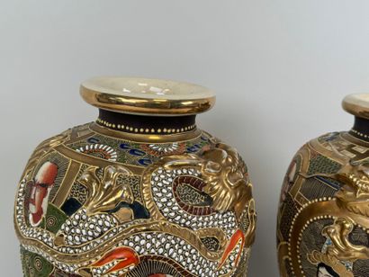JAPON, Satsuma.
Paire de vases en faïence...