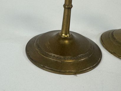 Paire de bougeoirs en laiton à décor de frises...