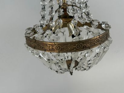 Petit lustre suspension en laiton et pampilles...