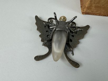 Dans un coffret : 
- flacon en métal et pierres...