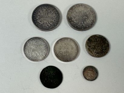 Lot de pièces diverses dont : 
- une pièce...