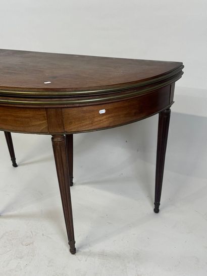 Half-moon table in molded wood and brass...
