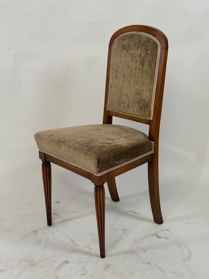 Chaise en bois mouluré, les pieds fuselé.
Années...