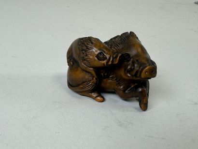 JAPON, XXe.
Netsuké en bois sculpté figurant...