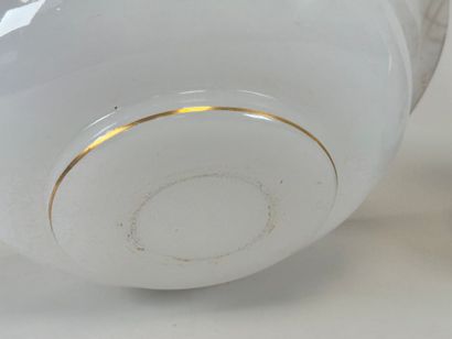 Broc et sa cuvette en verre opalin à décor...