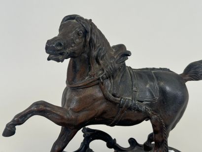 Encrier en régule figurant un cheval.
26...