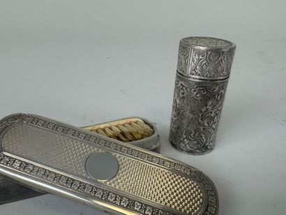 Petite brosse en ivoirine.
Présentée dans...