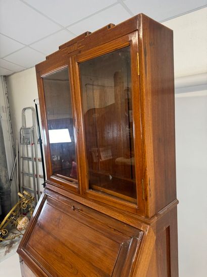 Buffet de pente en bois mouluré ouvrant par...