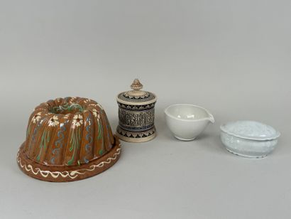 Lot comprenant une bonbonnière en porcelaine...