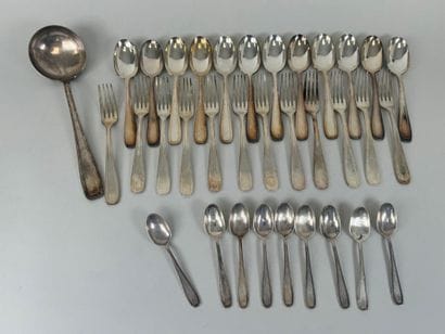 Partie de ménagère en métal argenté comprenant...