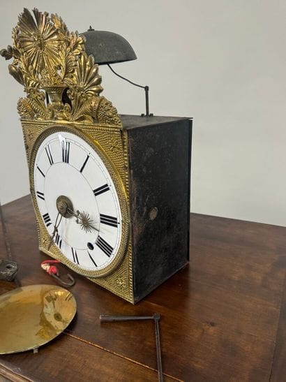 Comtoise movement in repoussé brass.
38 x...
