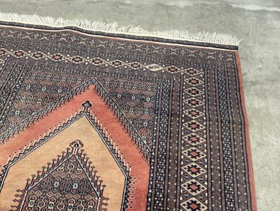 PAKISTAN, 20th century.
Hand-knotted wool...