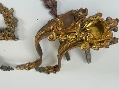Lot d'éléments ornementaux en bronze à décor...