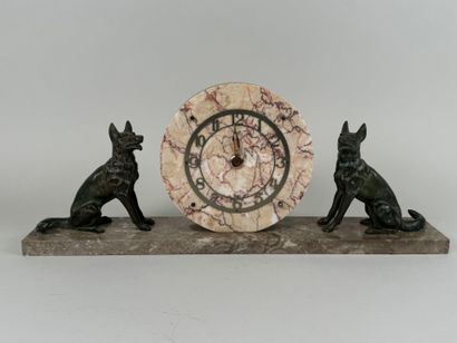 Pendule en marbre à décor de deux chiens...
