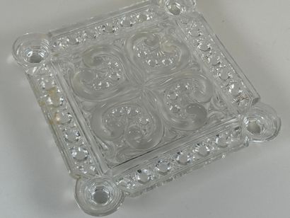 BACCARAT.
Dessous de plat en verre moulé...