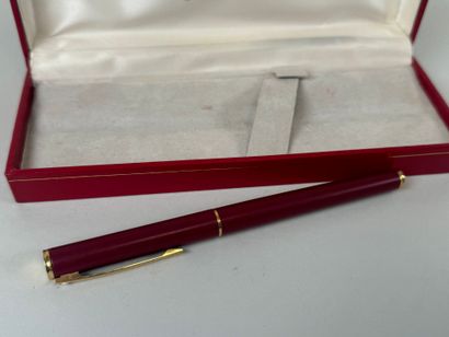 SHEAFFER.
Red and gold lacquered metal fountain...
