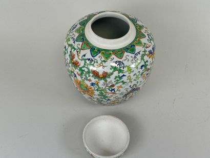 CHINA, 20th century.
Covered polychrome porcelain...