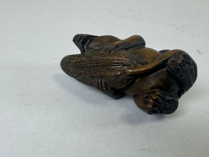 JAPON, XXe.
Netsuké en bois sculpté figurant...