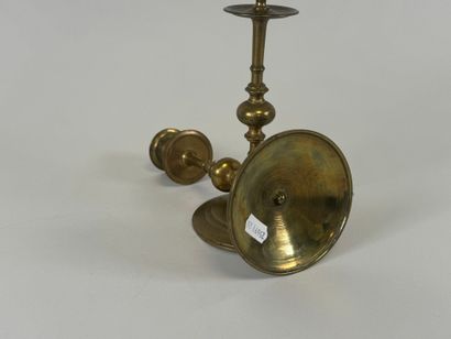 Paire de bougeoirs en laiton à décor de frises...