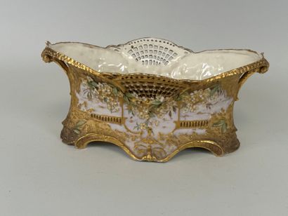 WIEN -TEPLITZ.
Jardinière en porcelaine ajourée...