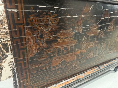 CHINE, XIXe.
Grand coffre en bois laqué et...