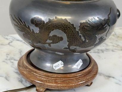VIETNAM, 20th century.
Pewter and brass lamp...