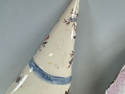 Lot including :
- two polychrome porcelain...