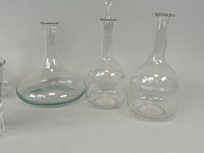 Cinq carafes en verre et cristal taillé.
H....