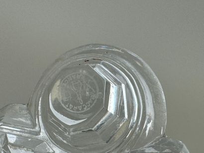BACCARAT.
Dessous de plat en verre moulé...