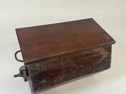 Churn in molded oak.
40 x 50 x 40 cm.