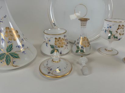 Tête à tête en verre opalin à décor émaillé...
