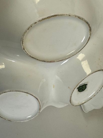 Lot comprenant :
- un mendiant en porcelaine...